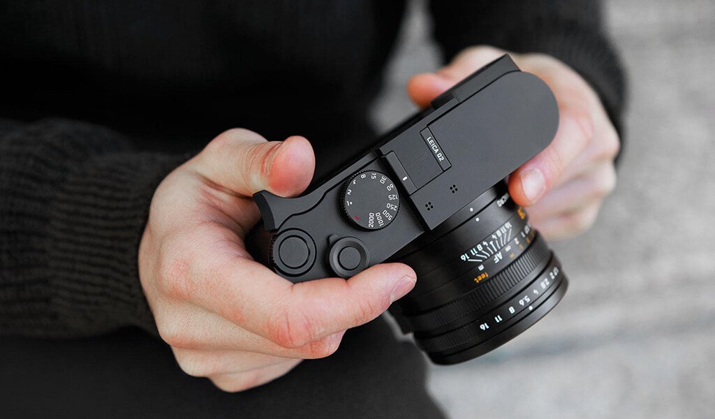 Leica Q2 holding