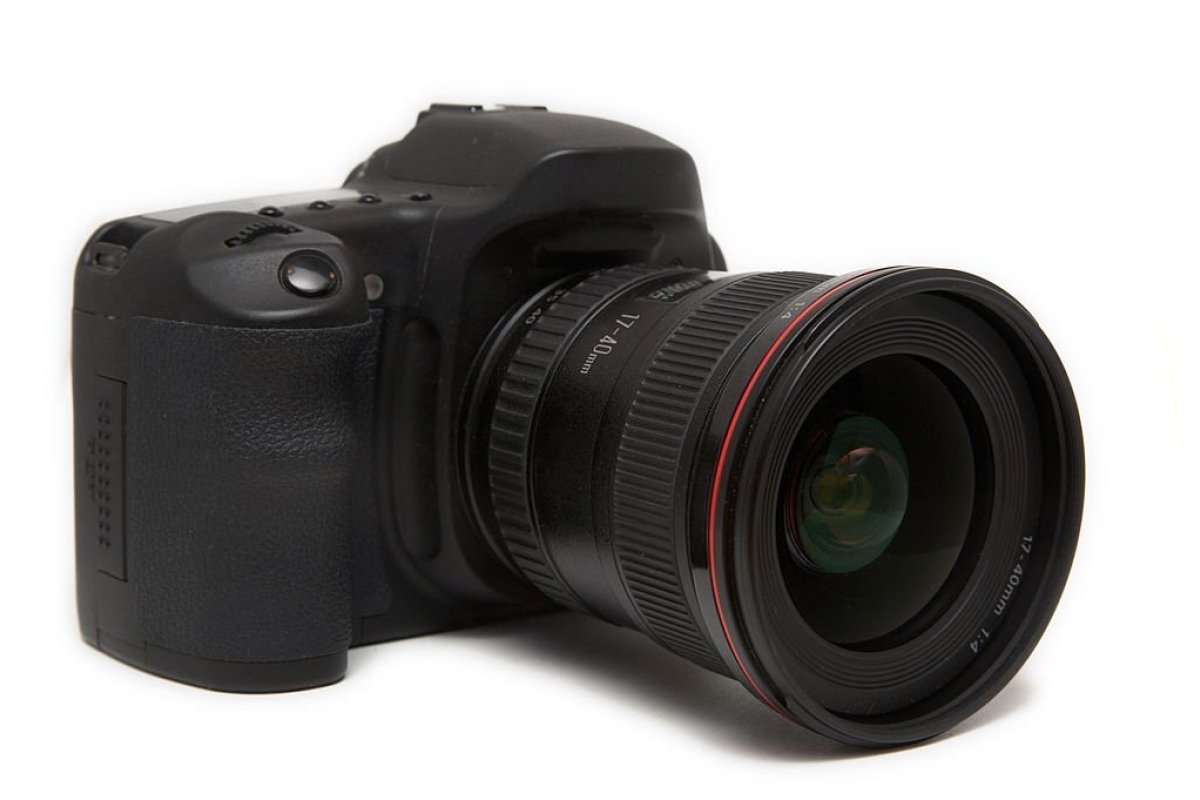 what are the advantages and disadvantages of a dslr camera